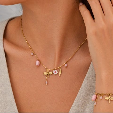 ⁨Naszyjnik stal szlachetna pozłacana 14k złotem, Pudrowe Koraliki, Ważka NST2294⁩ w sklepie Wasserman.eu