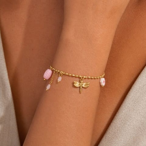 ⁨Bransoletka na rękę stal chirurgiczna pozłacana 14k złotem, Pudrowe Koraliki, Ważka BST1631⁩ w sklepie Wasserman.eu