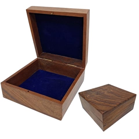 ⁨Eleganckie Drewniane Pudełko z wypraską 14x14x6,5 cm - SD16BOX⁩ w sklepie Wasserman.eu