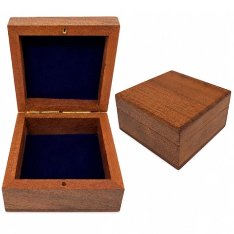 ⁨Drewniane Pudełko Prezentowe Szkatułka z wypraską 8x8cm – CLEBBOX⁩ w sklepie Wasserman.eu