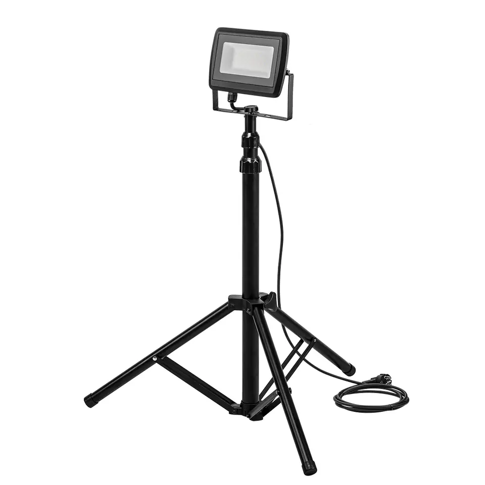 ⁨Single reflector 50W SMD LED 4500lm on tripod 1.8m⁩ at Wasserman.eu