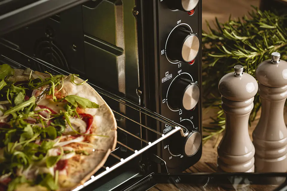 Piekarnik elektryczny z pizzą