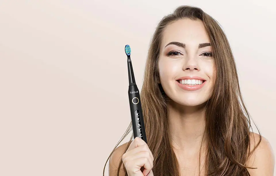 Szczoteczka soniczna do zębów z zestawem końcówek i etui FairyWill FW-507 Plus (Czarna)