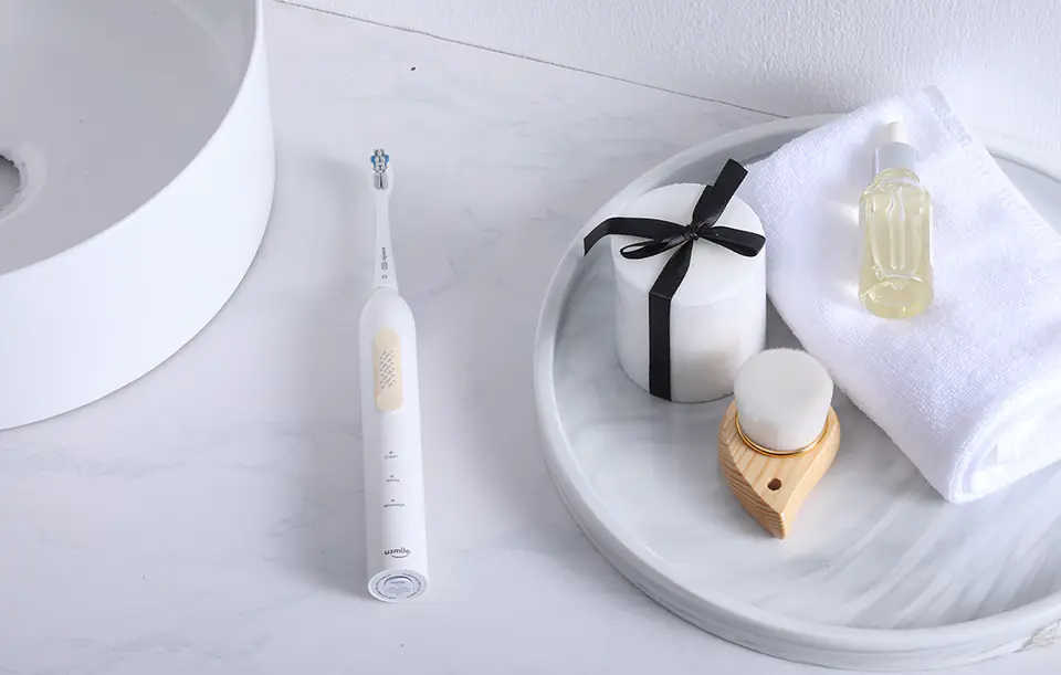 Sonic toothbrush with tip set Usmile P4 (white)