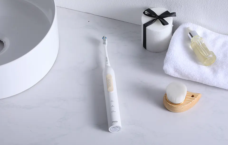 Sonic toothbrush with tip set Usmile P4 (white)