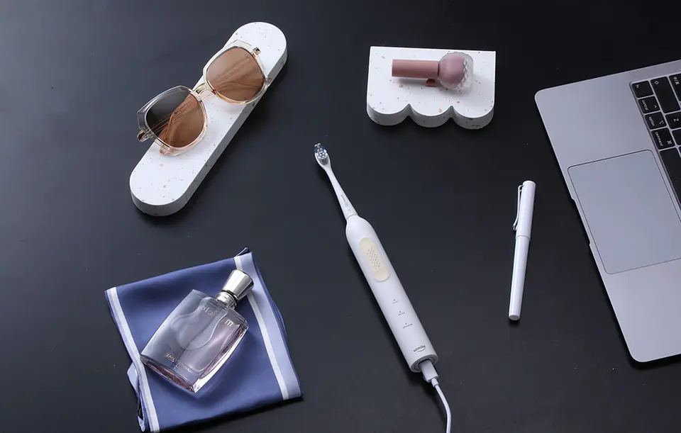 Sonic toothbrush with tip set Usmile P4 (white)