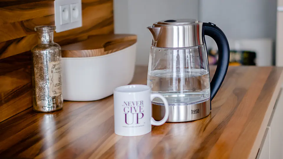 Cordless kettle with temperature control