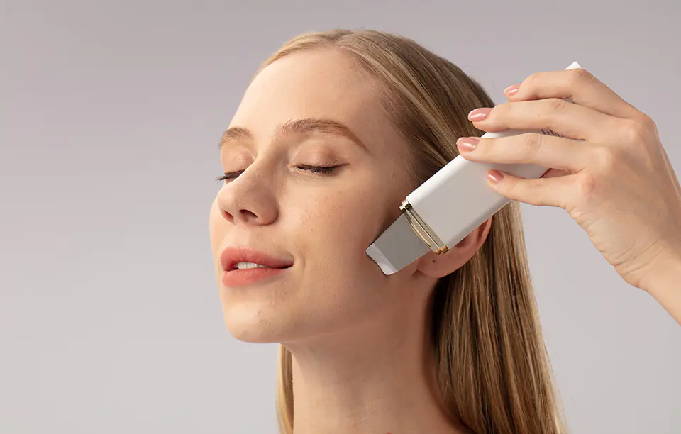 Cavitation peeling with ionization InFace CF-06F (white)
