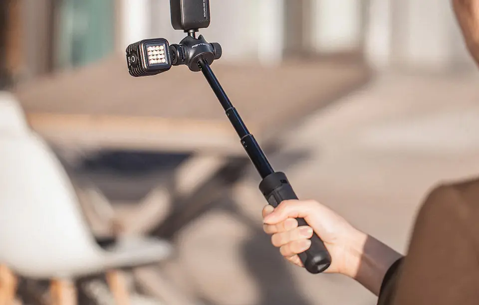 Selfie stick/statyw PGYTECH  z uchwytem na telefon, kamerę sportową  z gwintem 1/4, stopką i regulacją długości