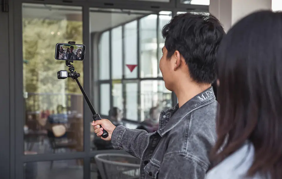 Selfie stick/statyw PGYTECH  z uchwytem na telefon, kamerę sportową  z gwintem 1/4, stopką i regulacją długości