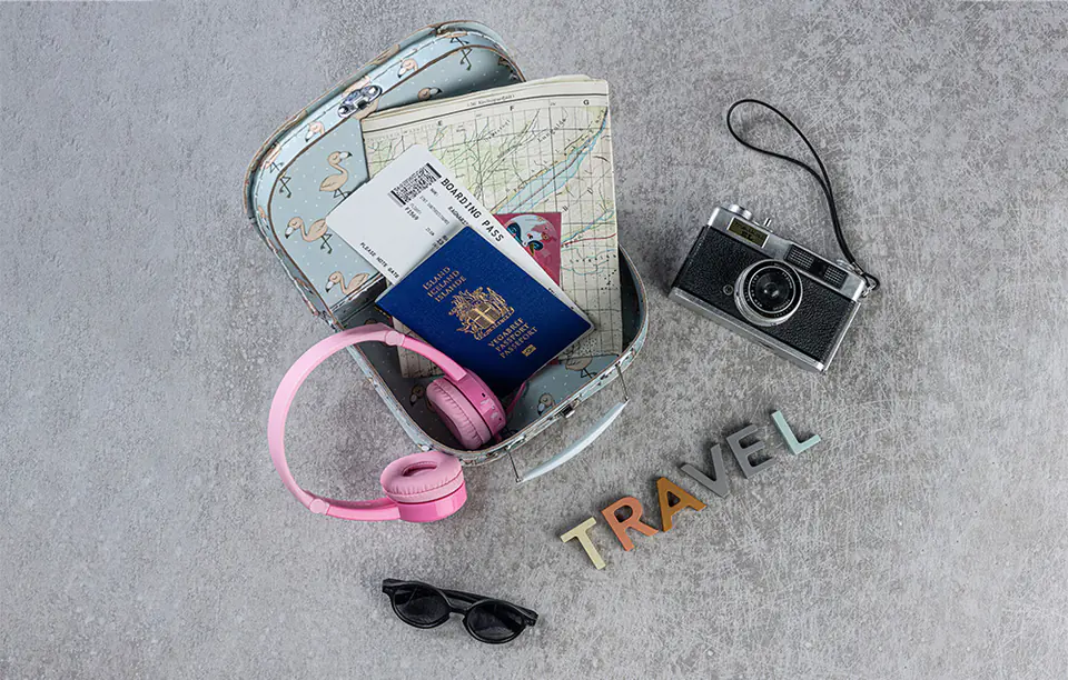 Słuchawki przewodowe dla dzieci BuddyPhones Travel (różowe)