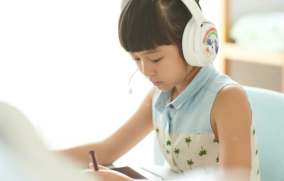 Słuchawki bezprzewodowe dla dzieci BuddyPhones Cosmos Plus ANC (białe)