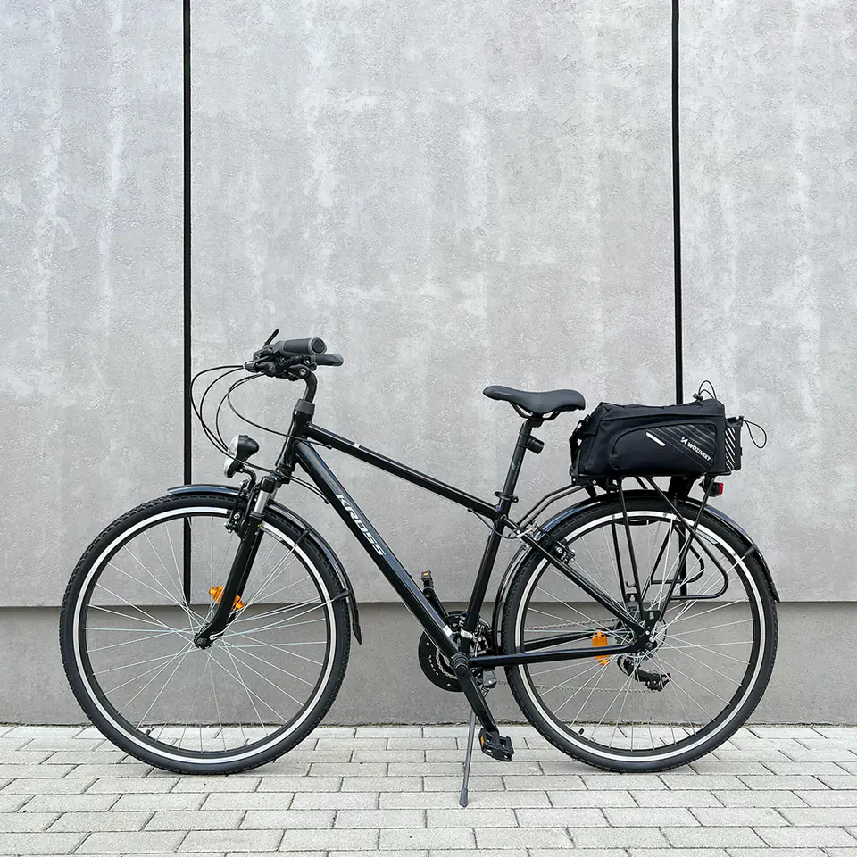 Torba rowerowa na bagażnik z paskiem Wozinsky WBB22BK zamontowana na rowerze