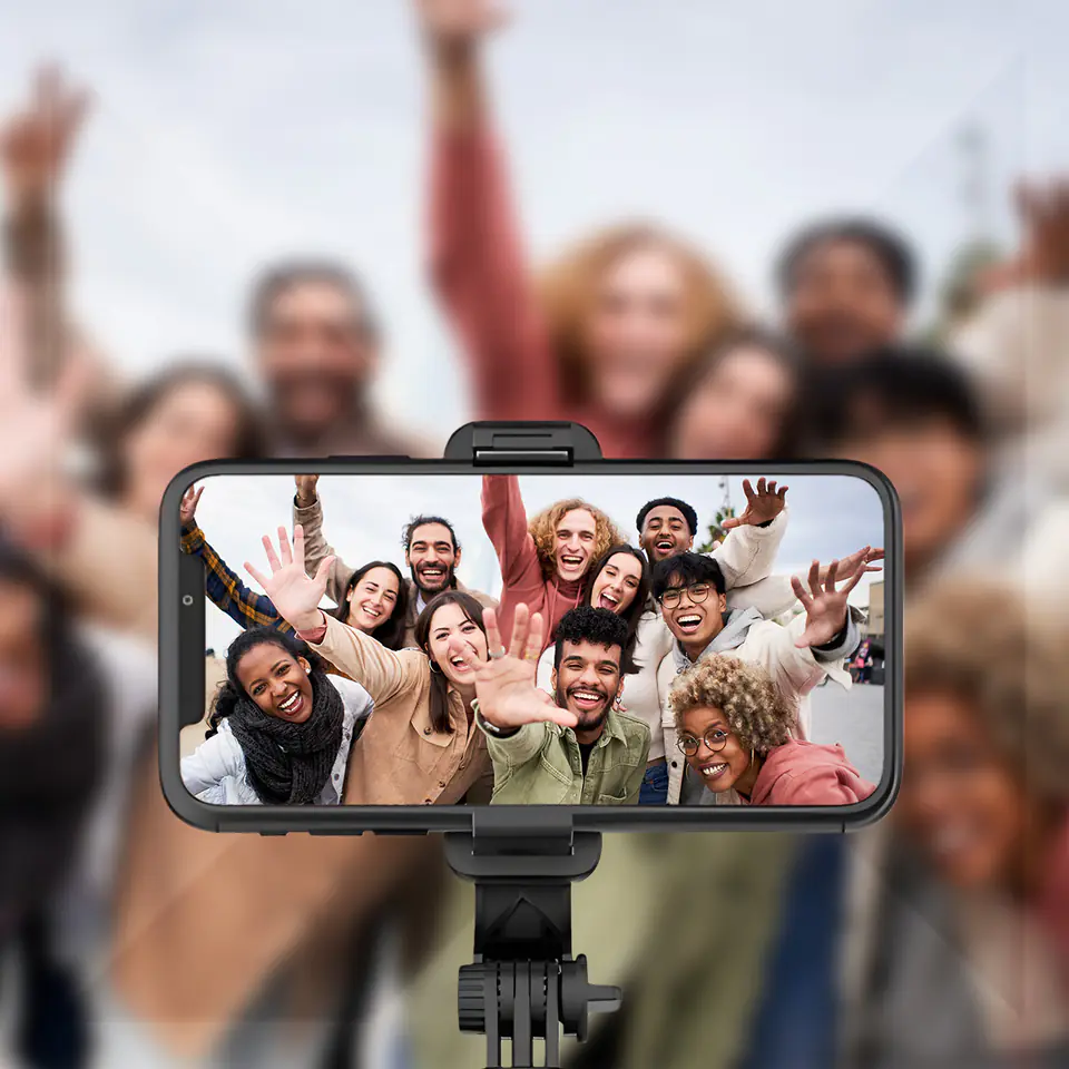 Selfie stick z rozłożonym statywem Wozinsky WSSTK-01-BK z telefonem robiącym zdjęcie przyjaciołom