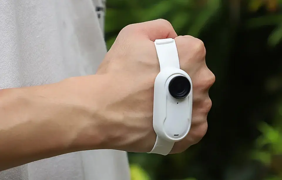 Obudowa silikonowa z paskiem Sunnylife do Insta360 GO 3 / GO 3S (biała)