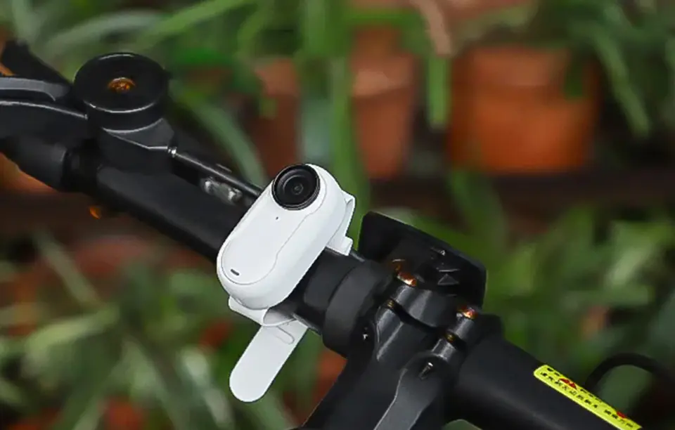 Obudowa silikonowa z paskiem Sunnylife do Insta360 GO 3 / GO 3S (biała)