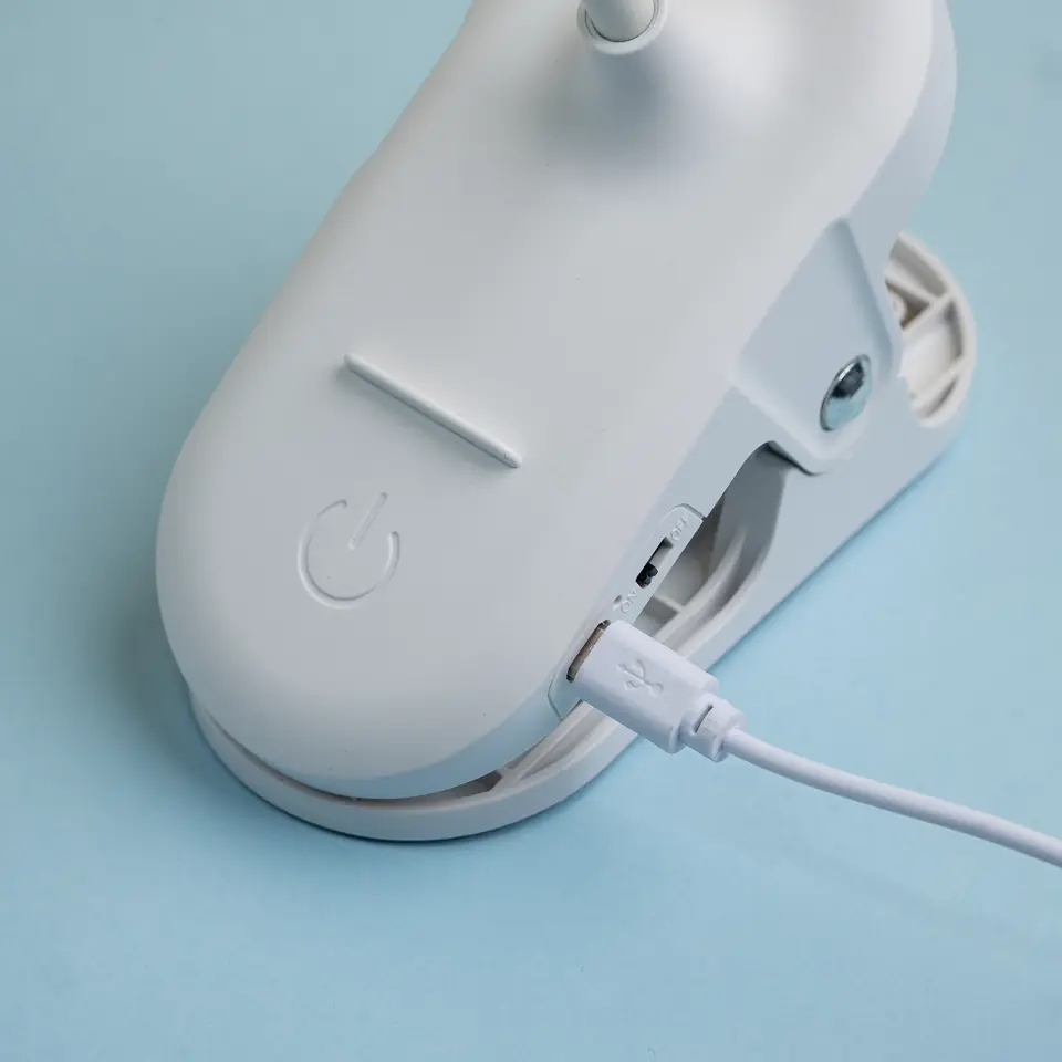 Lampka LED nocna na biurko biurkowa do czytania z klipsem lampa na klips dotykowa 3 tryby bezprzewodowa kabel USB biała