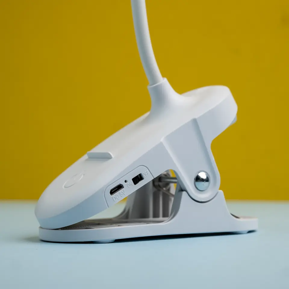 Lampka LED nocna na biurko biurkowa do czytania z klipsem lampa na klips dotykowa 3 tryby bezprzewodowa kabel USB biała