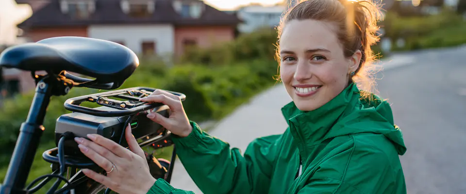 Qoltec Ładowarka do roweru, skutera elektrycznego 36V | 42V | 2A | 5.5*2.1 | +kabel zasilający