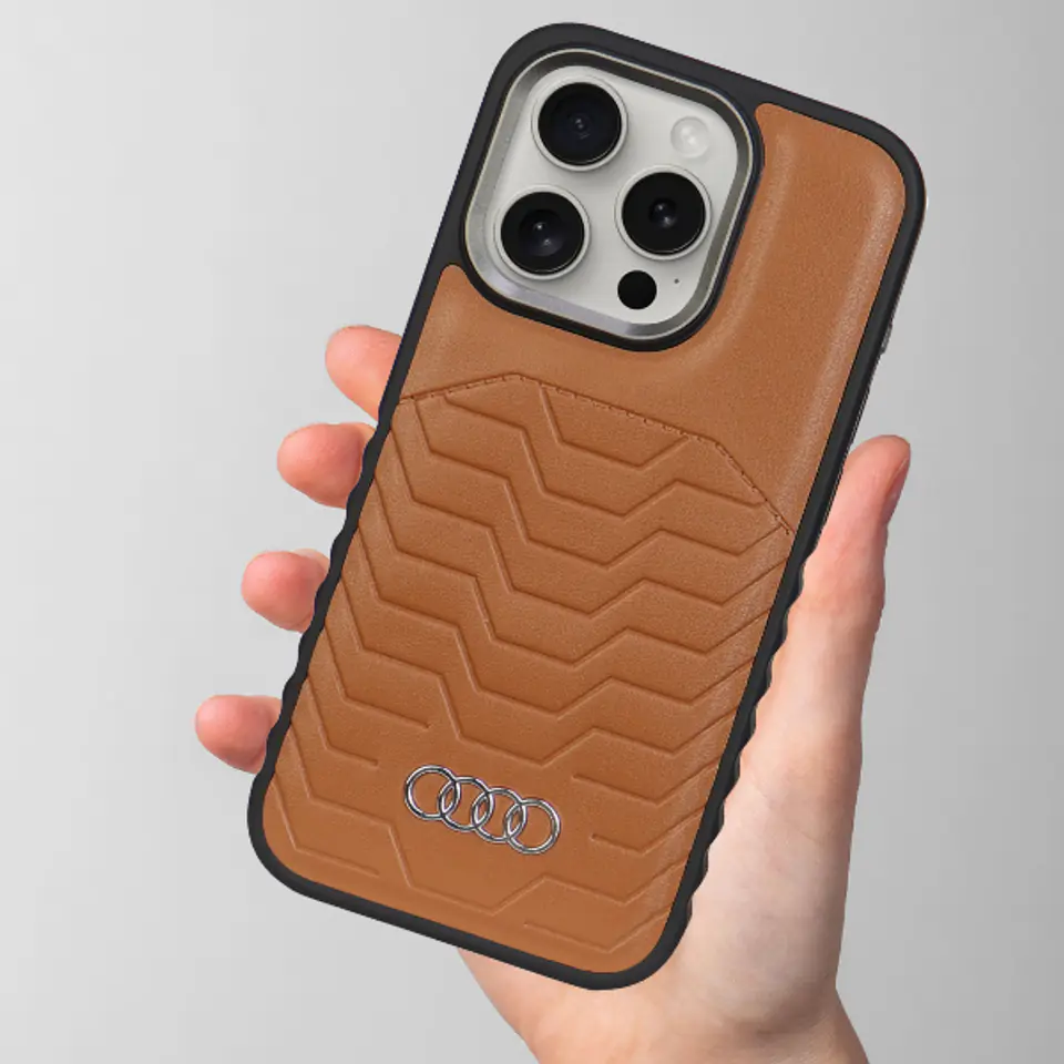 Audi Synthetic Leather MagSafe iPhone 15 Pro Max 6.7" brązowy/brown hardcase AU-TPUPCMIP15PM-GT/D3-BN