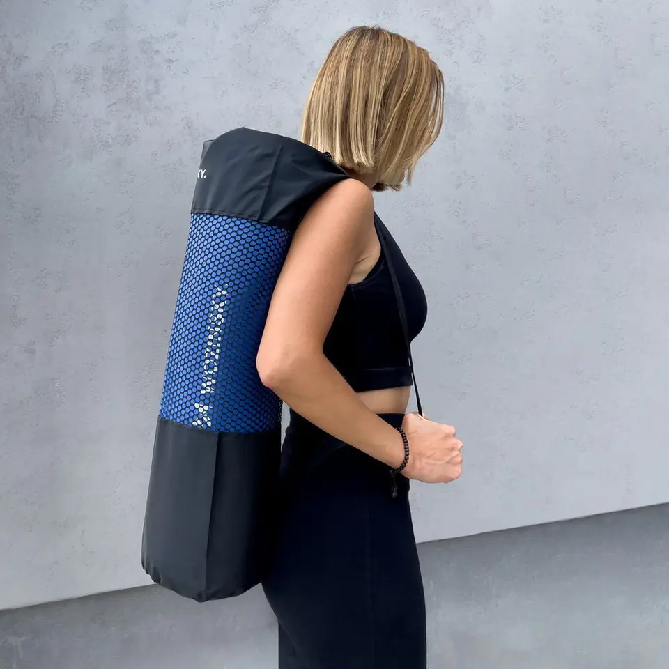 Pokrowiec na matę do ćwiczeń Wozinsky prezentowany przez modelkę