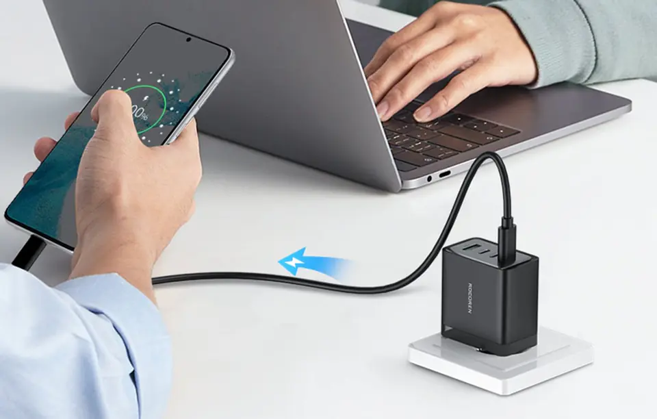 Ładowarka sieciowa Rocoren 3x USB-C, 1x USB, GaN, 67W (czarna)