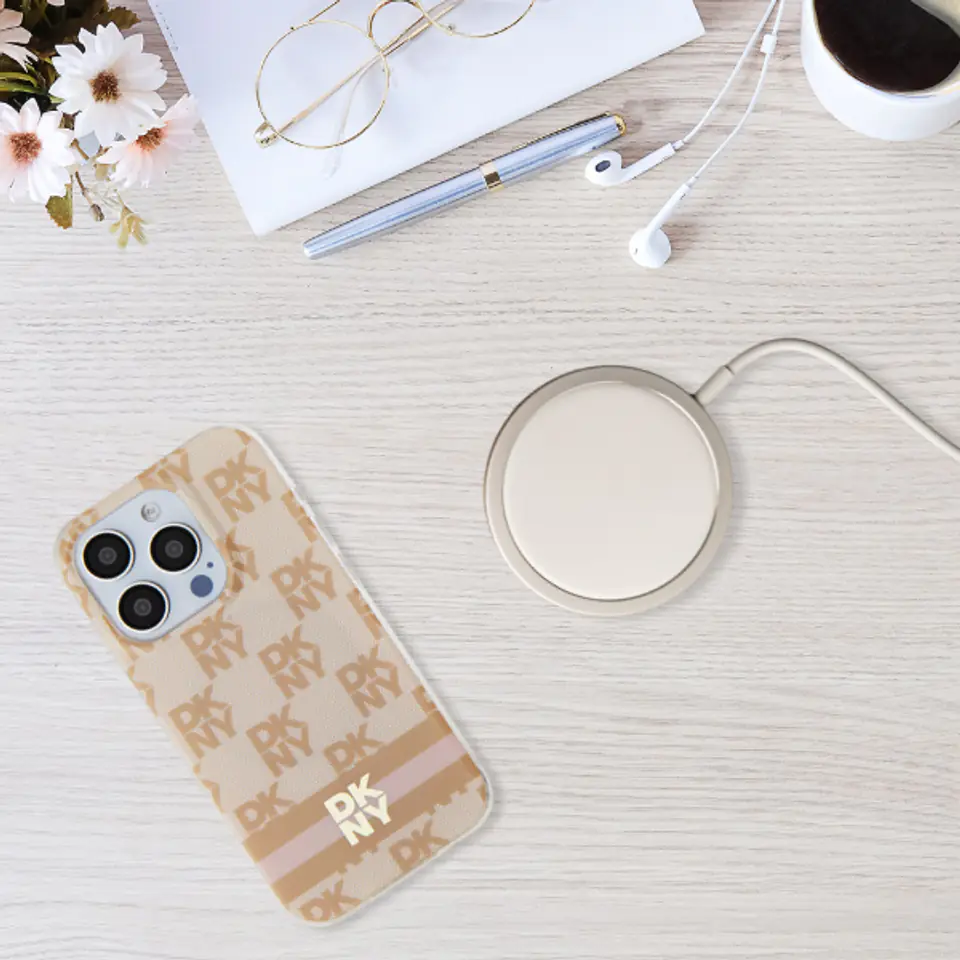Oryginalne Etui IPHONE 13 PRO MAX DKNY Hardcase IML Checkered Mono Pattern & Printed Stripes MagSafe (DKHMP13XHCPTSK) czarne