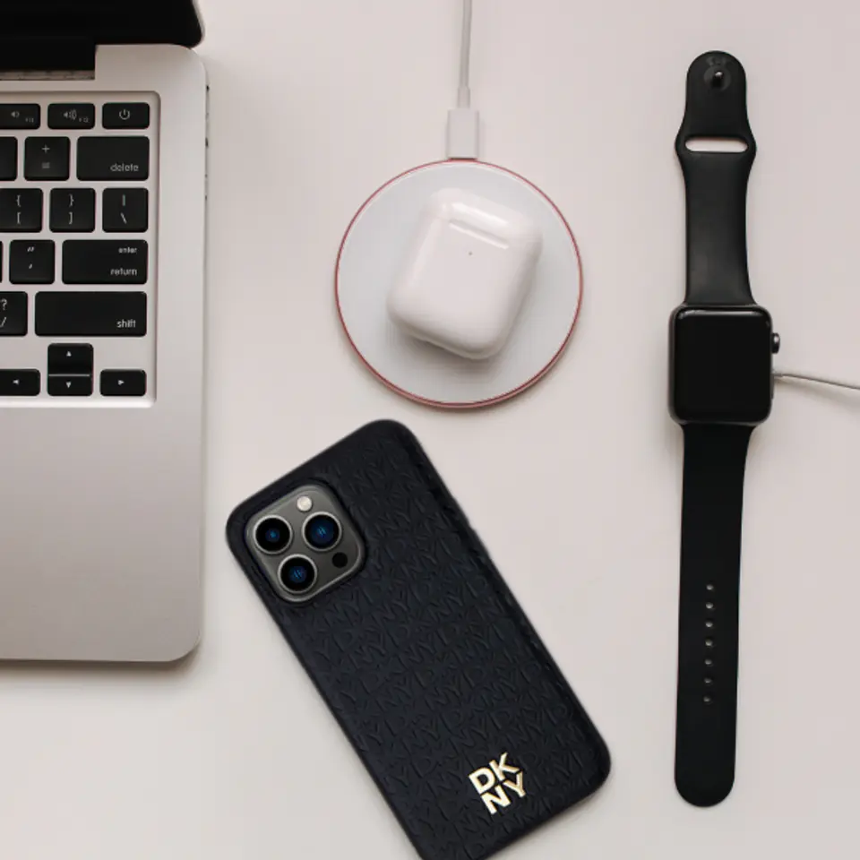 Oryginalne Etui IPHONE 13 / 14 / 15 DKNY Hardcase Leather Pattern Metal Logo MagSafe (DKHMP15SPSHRPSB) niebieskie