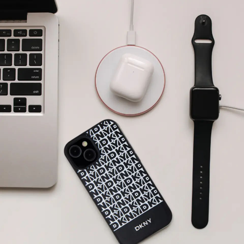 Oryginalne Etui IPHONE 13 / 14 / 15 DKNY Hardcase Leather Printed Pattern Metal Logo MagSafe (DKHMP15SPSOSPK) czarne