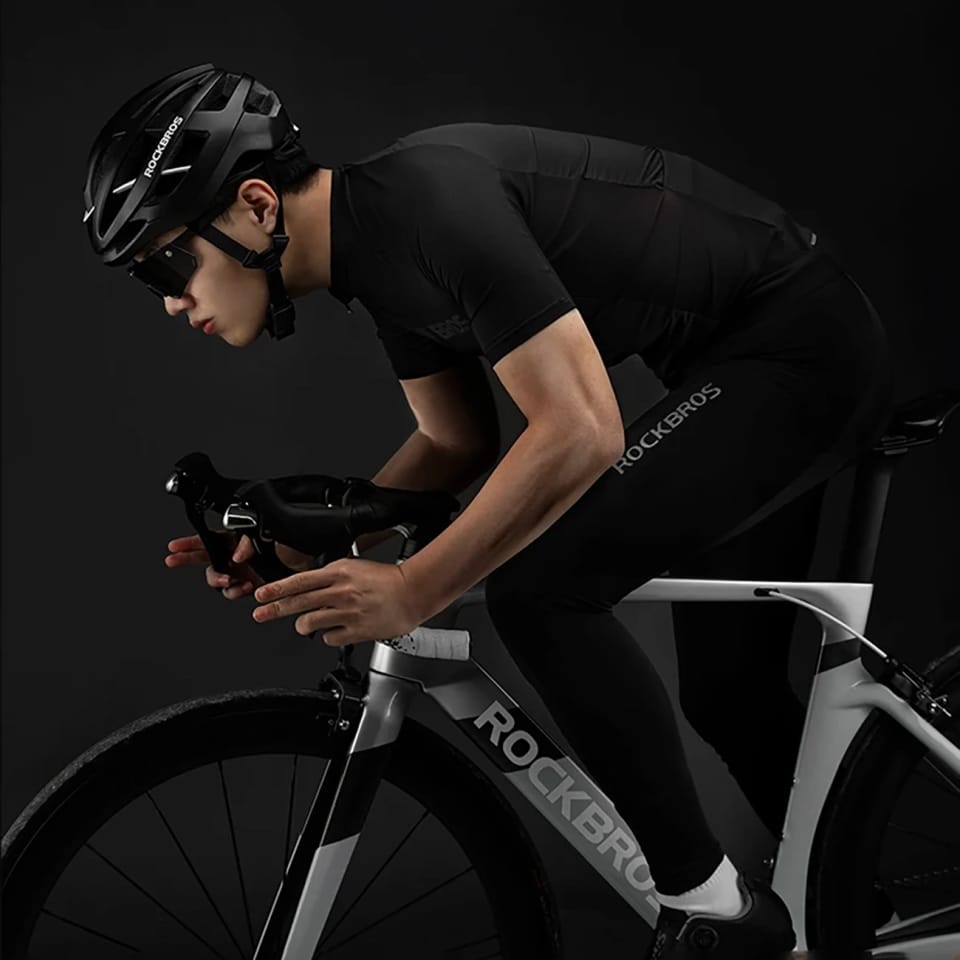 Mężczyzna w koszulce rowerowej Rockbros 15120002002 z krótkim rękawem jadący na rowerze