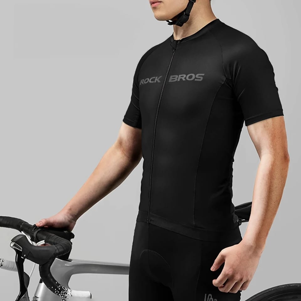 Mężczyzna trzymający rower za kierownicę ubrany w koszulkę rowerową Rockbros 15120002002 z krótkim rękawem