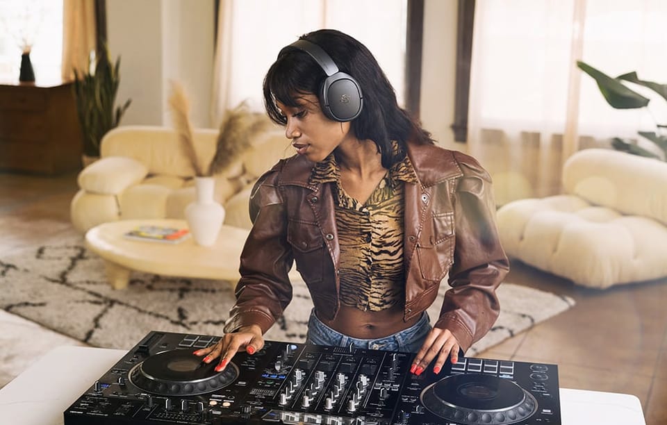 kobieta miksująca dźwięk w jasnym salonie