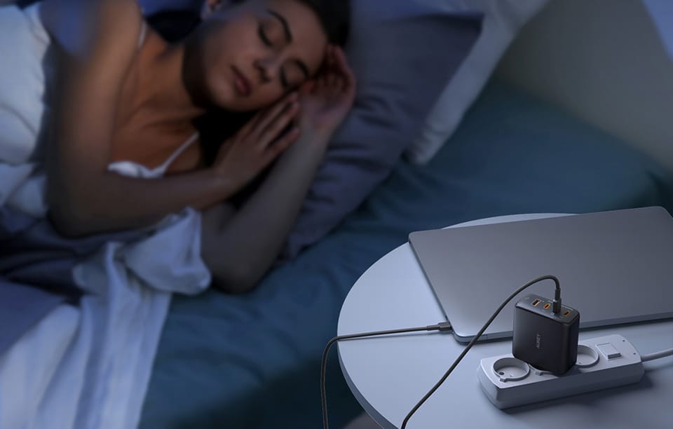 Ładowarka sieciowa Aukey PA-B7S, 1xUSB-A, 3xUSB-C, 100W GaN (czarna)