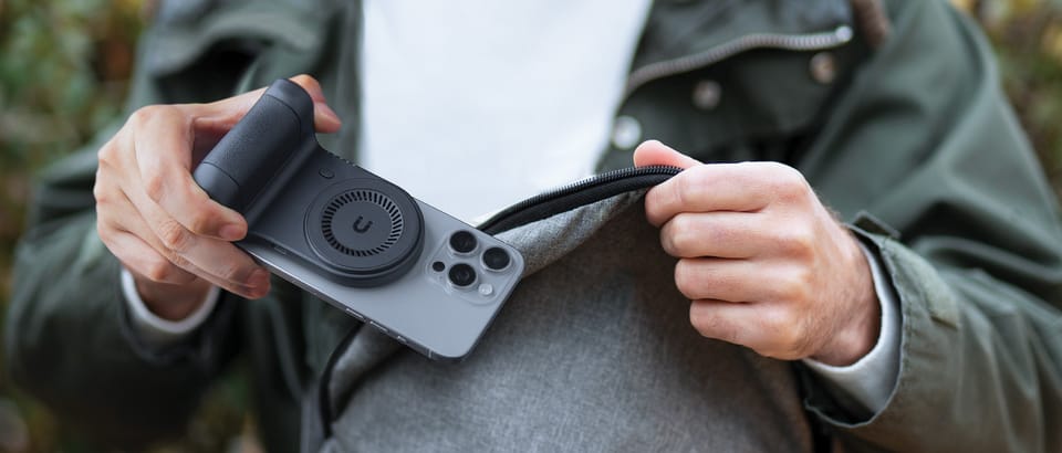Energea Uchwyt do robienia zdjęć zwbudowanym powerbankiem Magear Magcam Grip czarny/black MagSafe PG-MCG5K-BLK