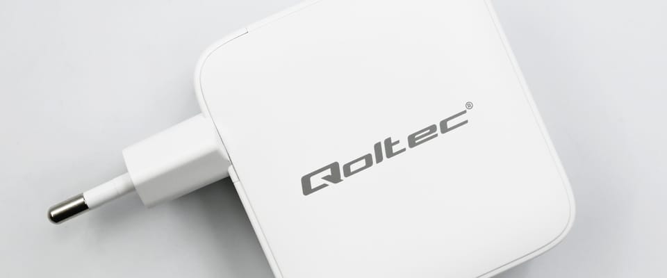 Qoltec Ładowarka sieciowa 140W GaN  | 5-20V | 2.5-5A | 3 x USB-C PD | 1 x USB QC 3.0 | Biała