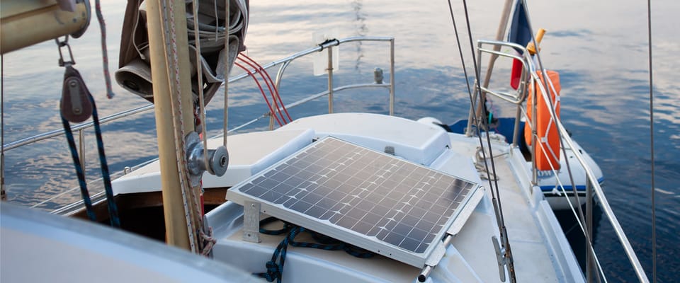 Qoltec Przetwornica solarna Monolith 3w1 z funkcją ładowania AC 10A |  MPPT 40A | UPS | ATS | 1000W | 2000W | 12V na 230V | Czysty Sinus