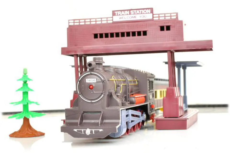 Realistic Railway Steam Engine + Wagons Track Inn