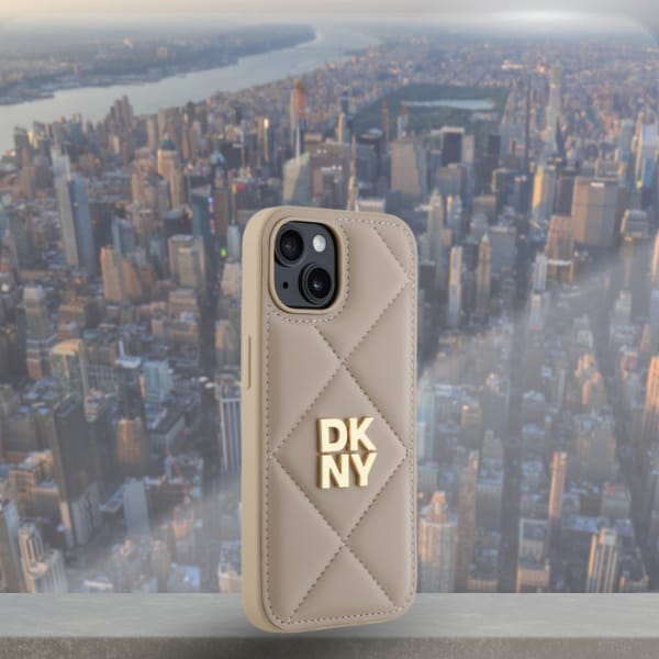 DKNY DKHCP15SPQDSLE iPhone 15 6.1"        beżowy/beige Quilted Stack Logo