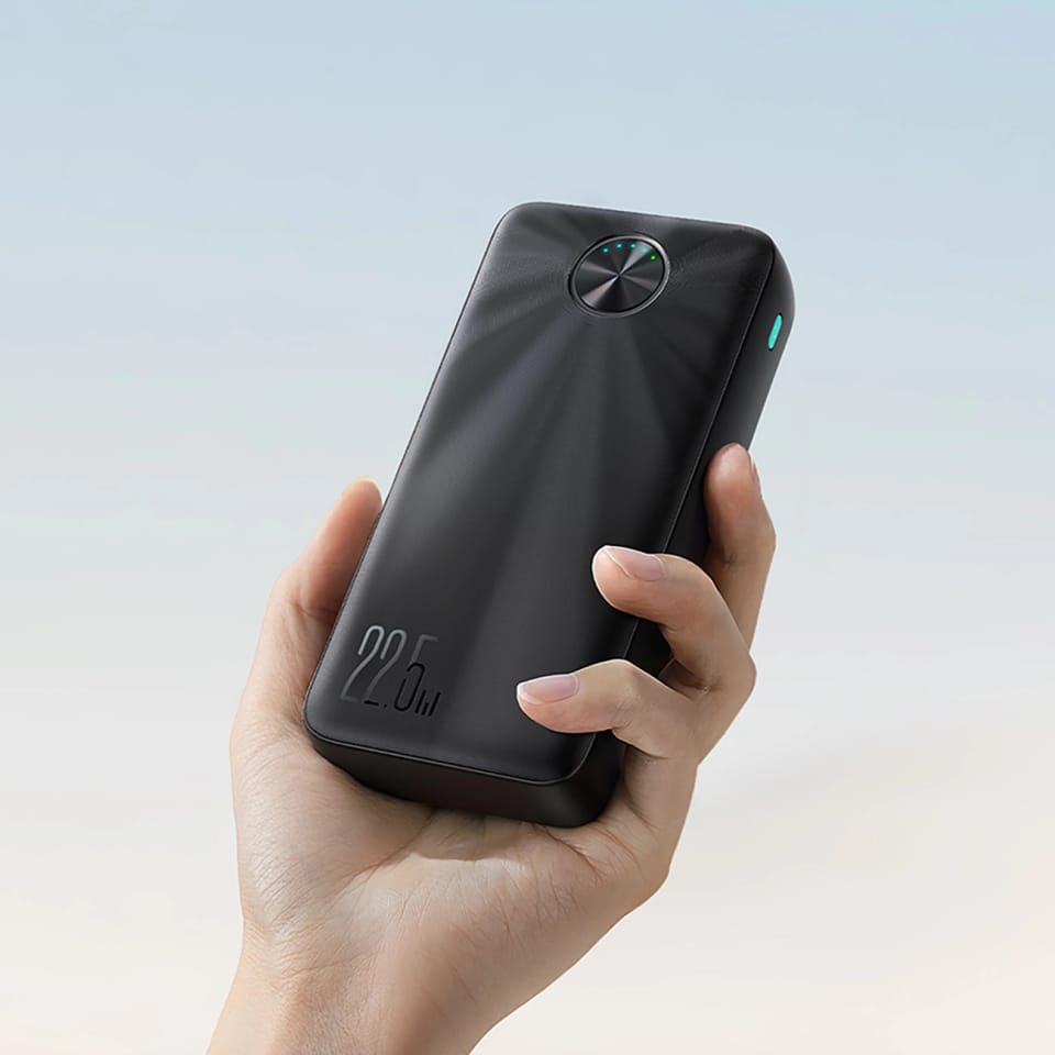 Dłoń trzyma Powerbank Joyroom JR-PBF16