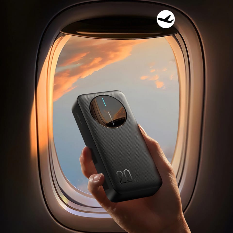 Kobieta trzyma Powerbank Joyroom JR-PBF14 przy oknie samolotu