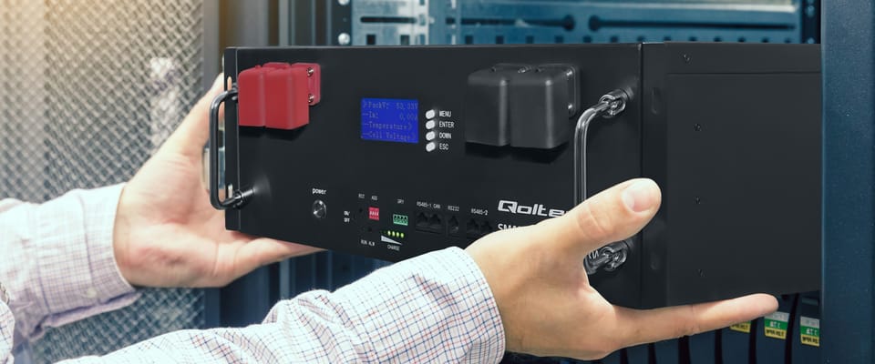 Qoltec Stabilny Magazyn energii LiFePO4 do RACK  | 5.12kWh | 51.2V | 100Ah | BMS | LCD