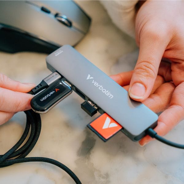 Adapter Hub Verbatim HDMI/USB-C          3.2/USB-C/2xUSB-A 3.2/SD/microSD aluminiowy 32158