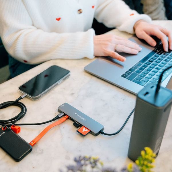 Adapter Hub Verbatim HDMI/USB-C          3.2/USB-C/2xUSB-A 3.2/SD/microSD aluminiowy 32158