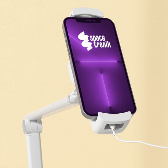 uchwyt z miejscem na kabel, tablet w trakcie ładowania, stojak z portem ładowania, oglądanie podczas ładowania, tablet z uchwytem do ładowania, podstawka ładowanie tablet, smartfon ładowany na stojaku, uchwyt tablet nie przesłania ładowania, ładowanie bez przeszkód, uchwyt ładowanie iPad