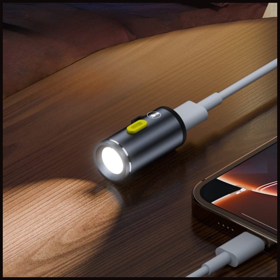 Zestaw akcesoriów 4w1 4smarts Explorer   kabel brelok USB-C, adapter USB-C do USB-C, zapalniczka USB-C, latarka USB-C, czarny
