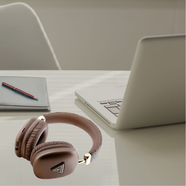 Słuchawki nauszne Guess Bluetooth 5.3 4G Triangle Logo brązowy