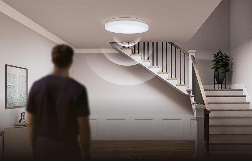  Lampa sufitowa Yeelight MercuryE C260 w holu przy schodach, z wizualizacją działania czujnika ruchu.