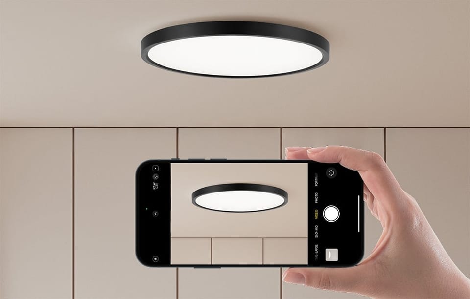 Lampa sufitowa Yeelight Meteor C230 na beżowym suficie, fotografowana smartfonem.