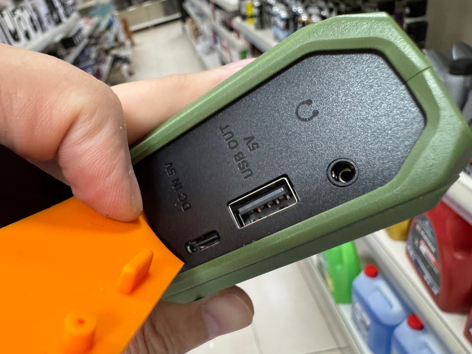 Radio AM, FM zasilanie solarnie lub korbką. Powerbank, latarka. Blow RA13