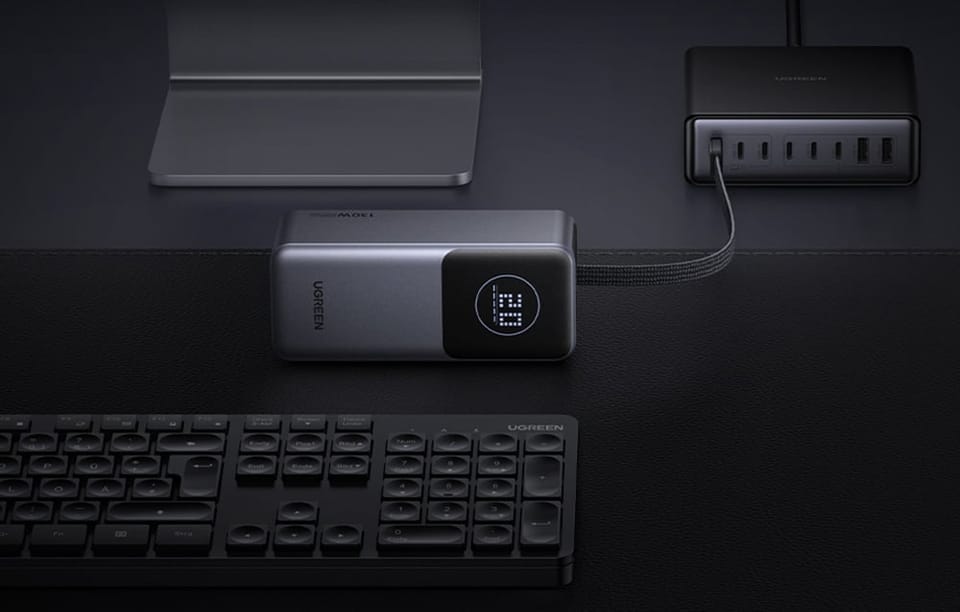 Powerbank Ugreen podłączony do stacji na biurku obok klawiatury